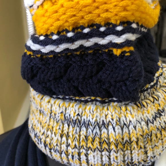 SET -Pom Pom Beanie Hat, Scarf, Gloves - Picture 8 of 8